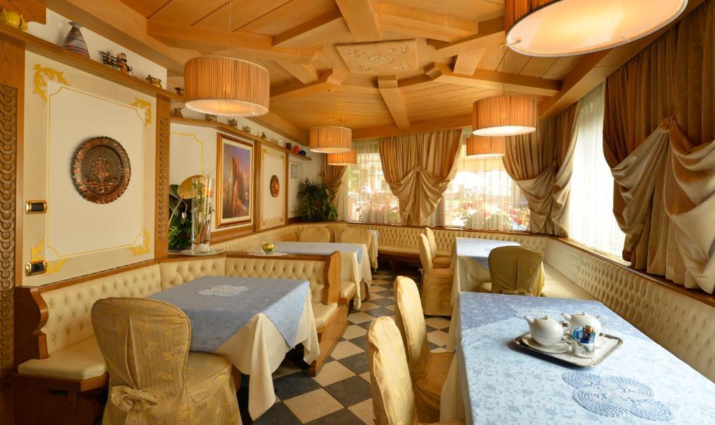Hotel Alle Alpi Moena Exteriör bild