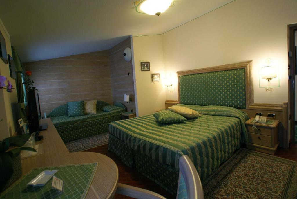 Hotel Alle Alpi Moena Rum bild